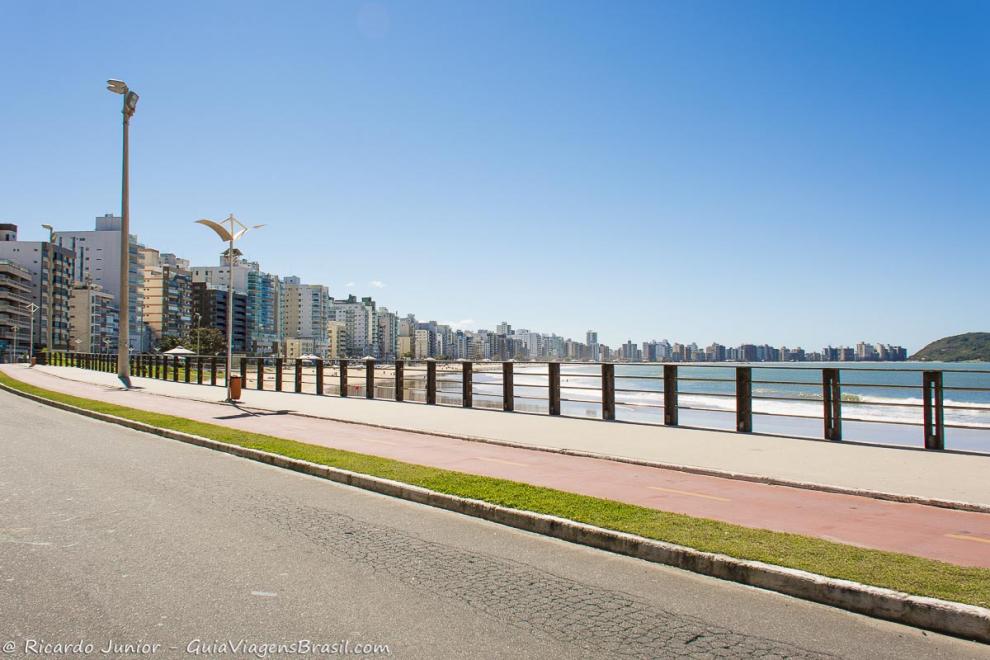 Imagem da avenida repleta de prédios na orla da Praia do Morro.